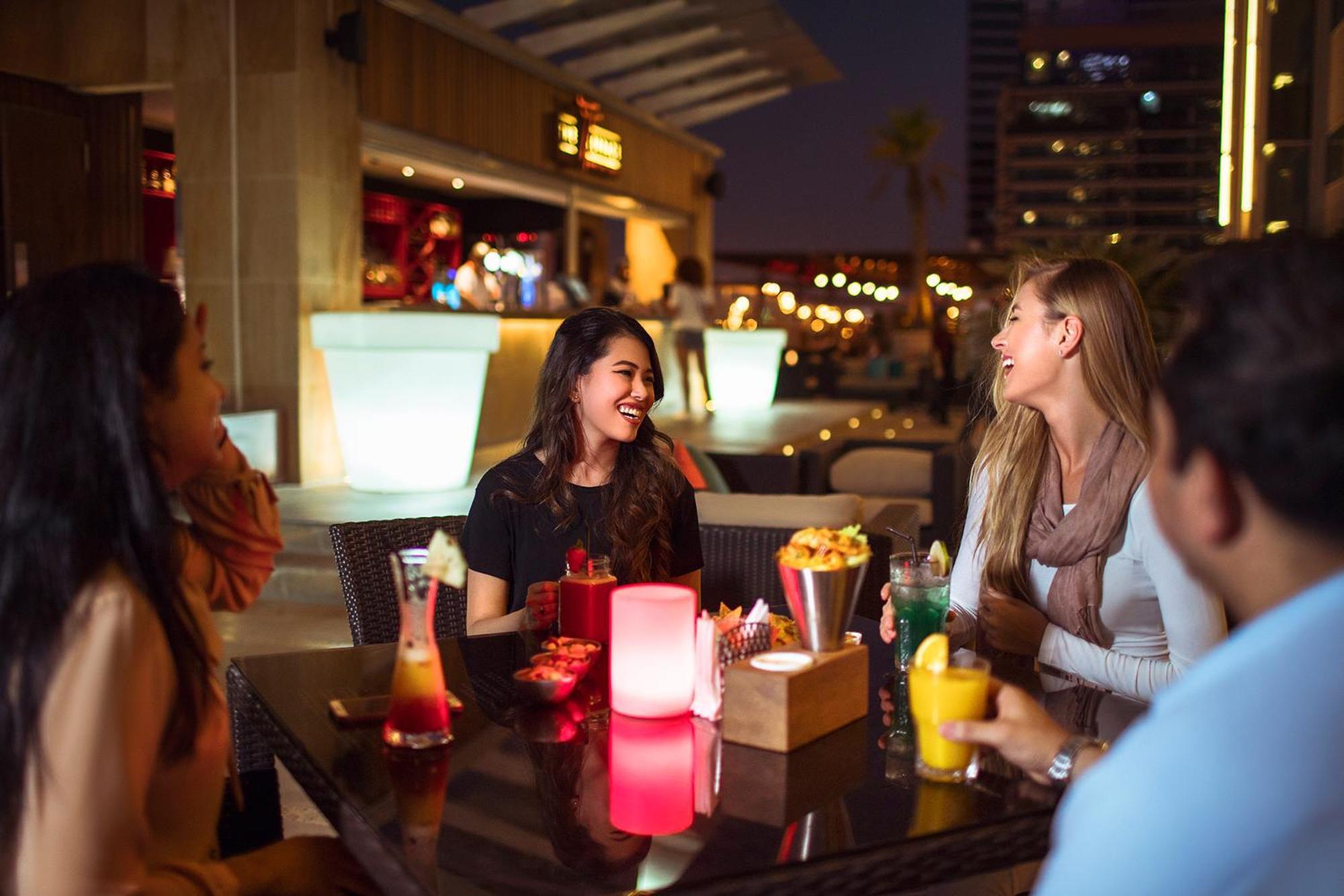 Отель Media Rotana Дубай Экстерьер фото Sky Bar