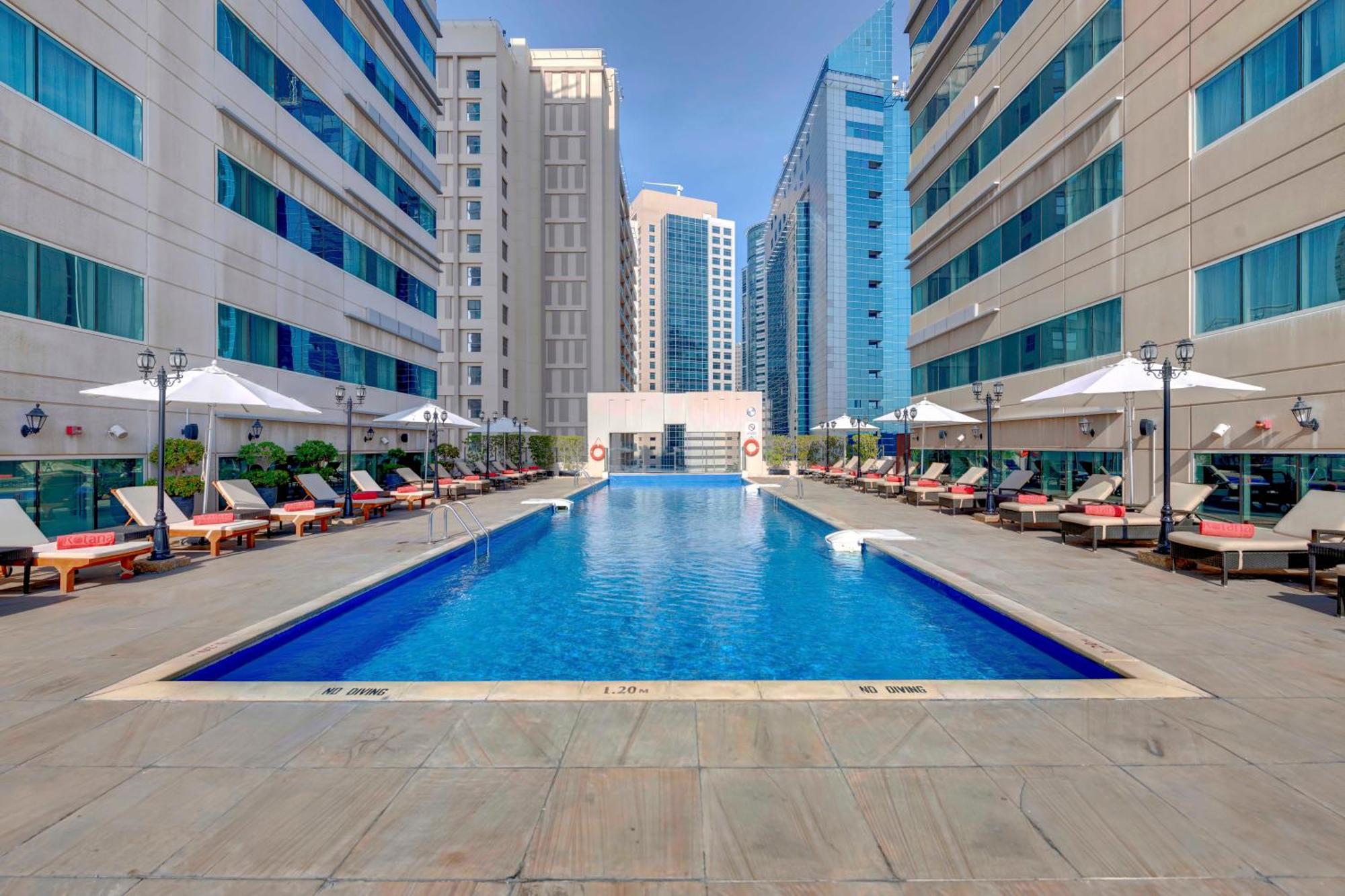 Отель Media Rotana Дубай Экстерьер фото The swimming pool at the hotel