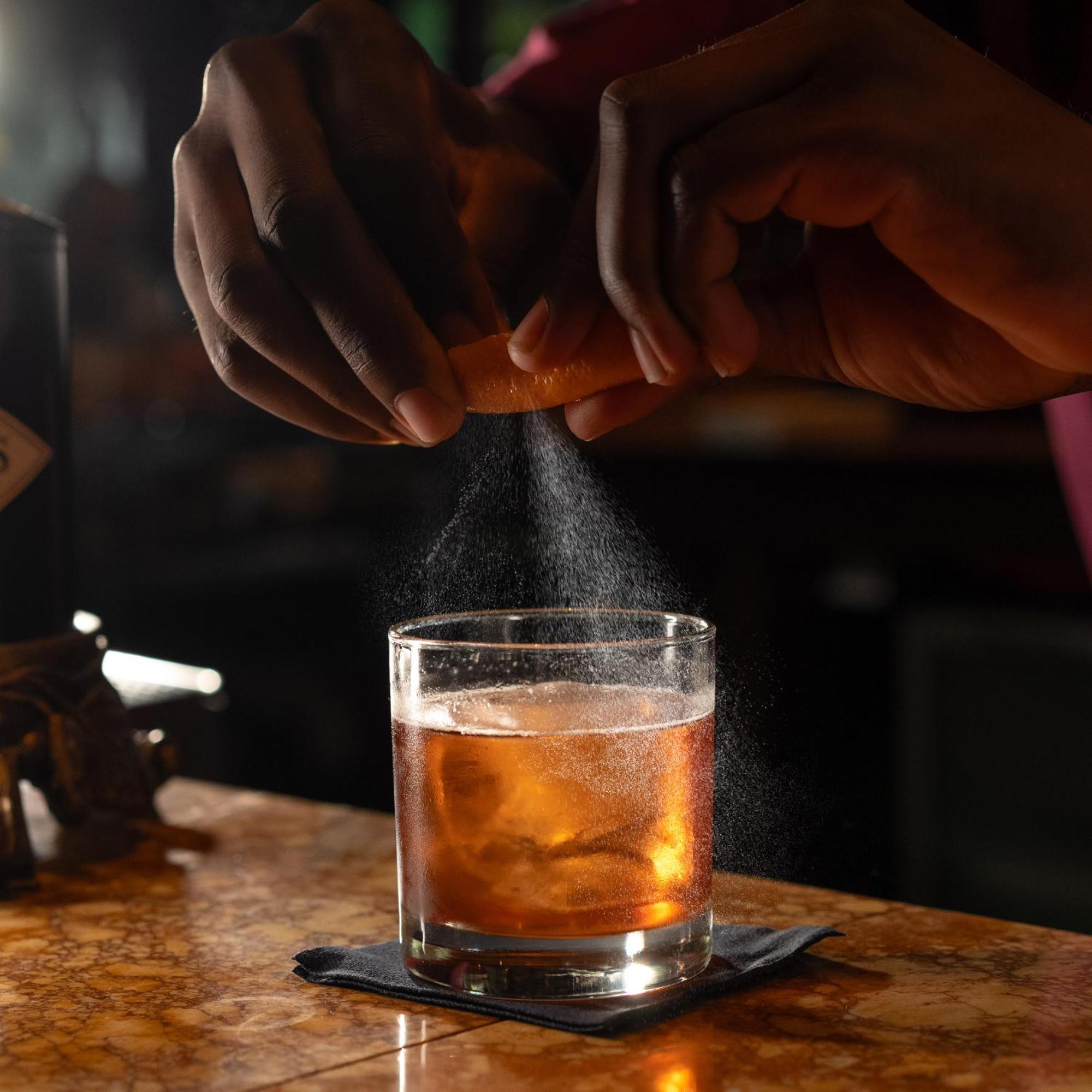Отель Media Rotana Дубай Экстерьер фото A bartender dusting a cocktail with ground nutmeg
