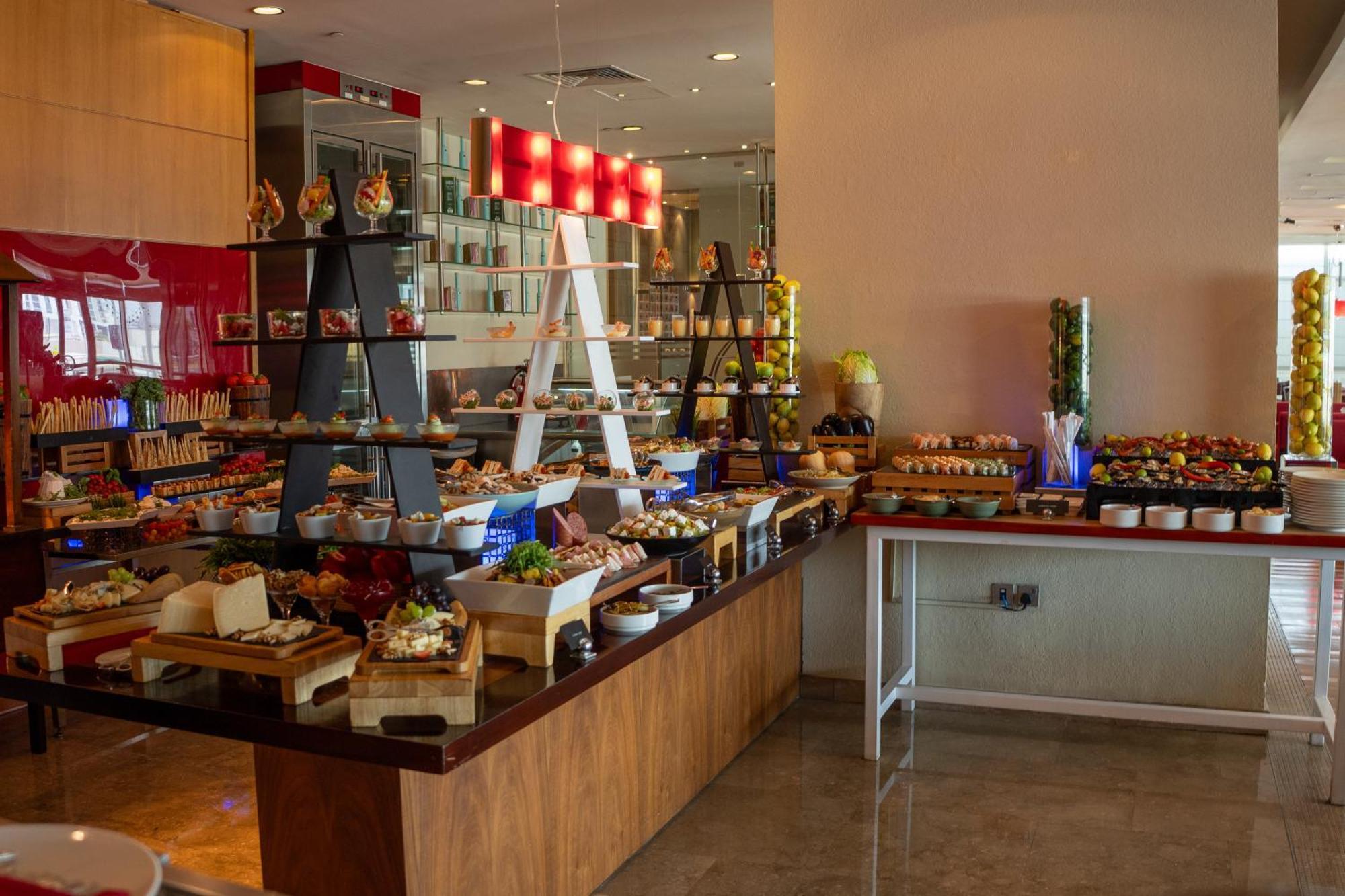 Отель Media Rotana Дубай Экстерьер фото A buffet at a hotel
