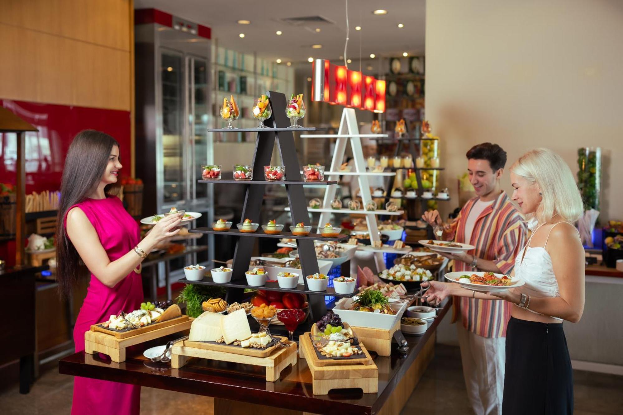 Отель Media Rotana Дубай Экстерьер фото A buffet at a hotel