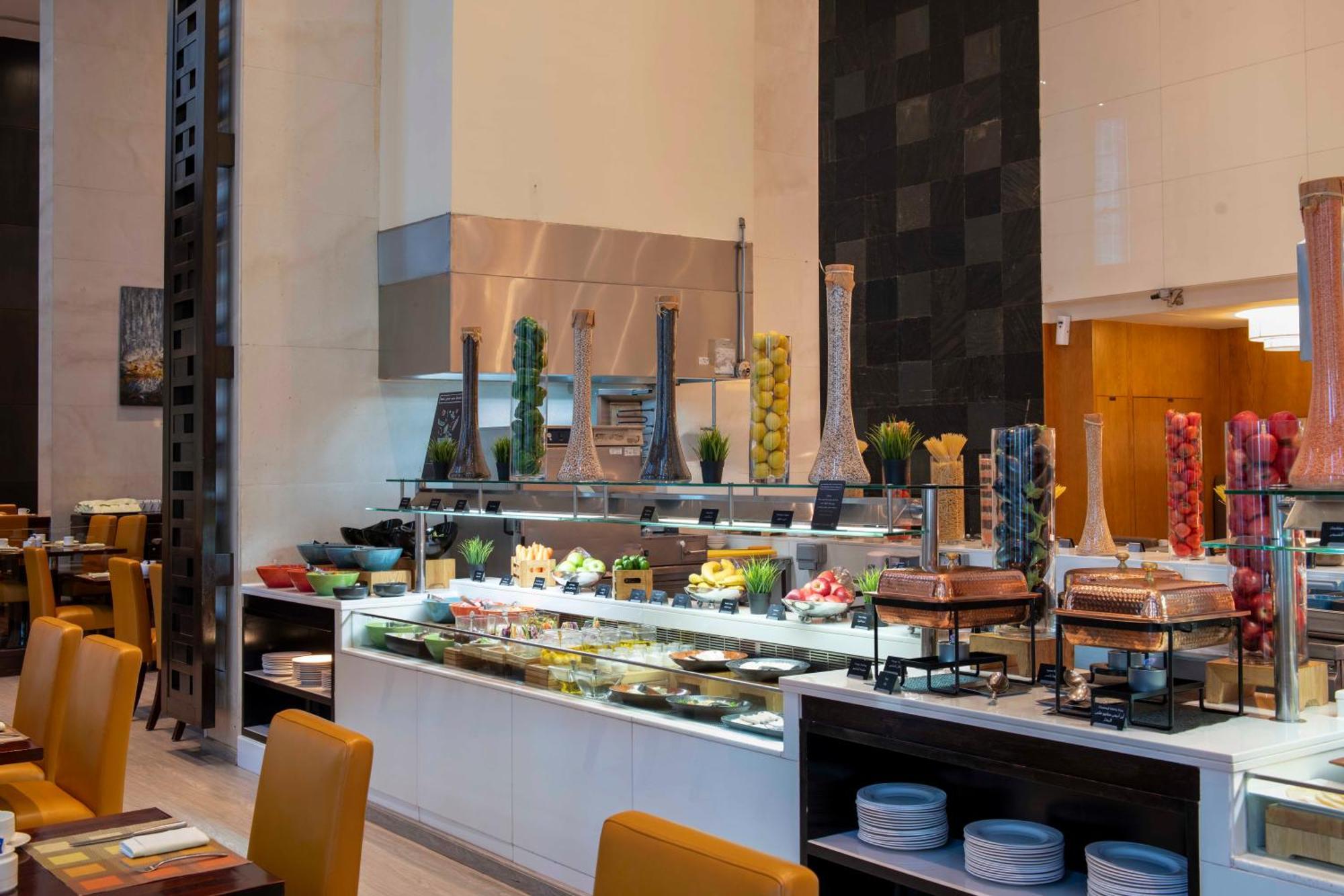 Отель Media Rotana Дубай Экстерьер фото A buffet at a hotel