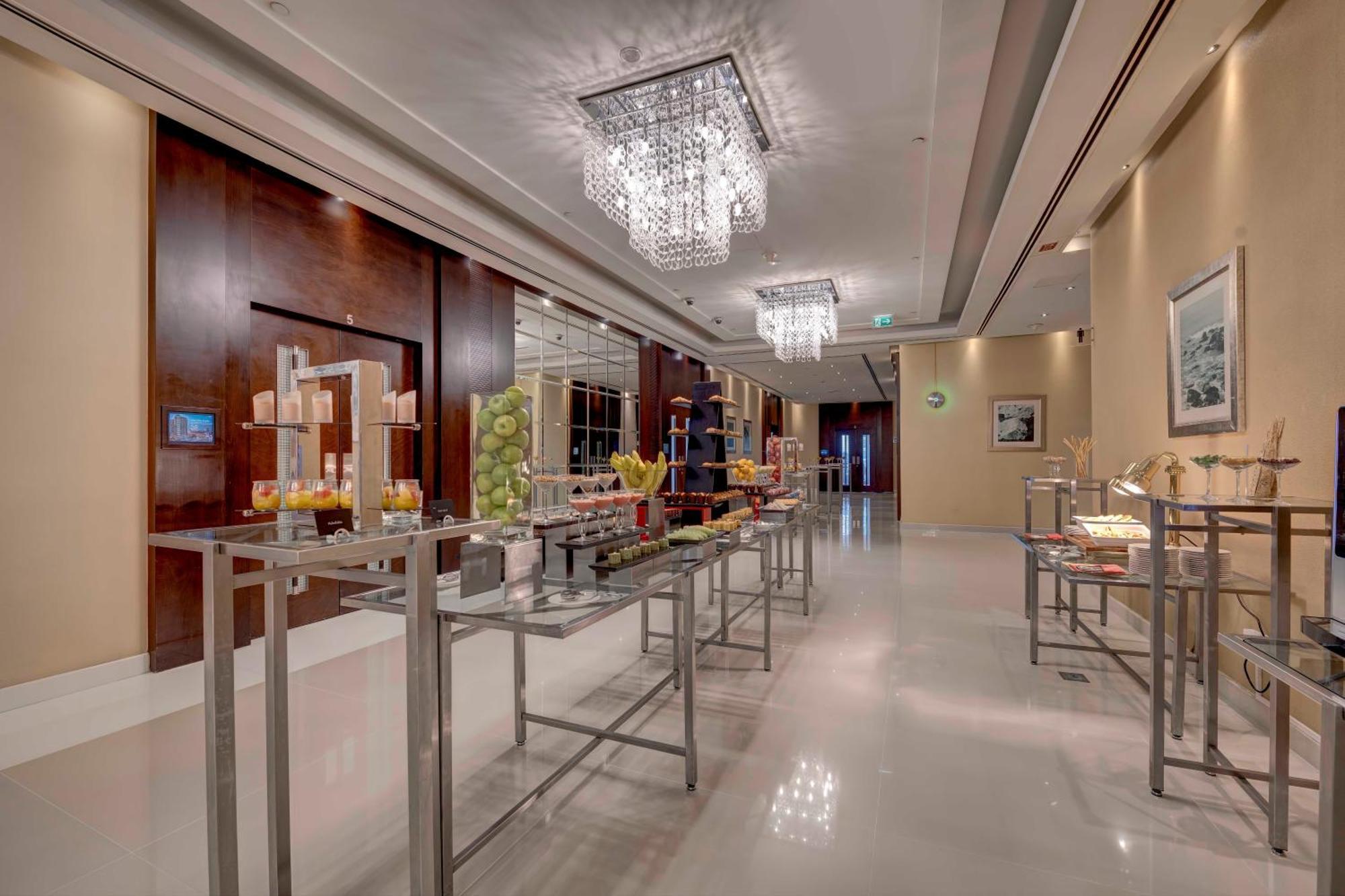 Отель Media Rotana Дубай Экстерьер фото The Westin Dubai