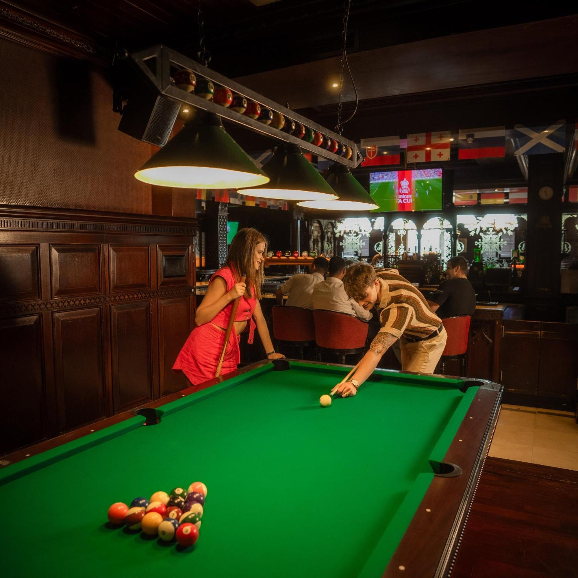 Отель Media Rotana Дубай Экстерьер фото A pool table