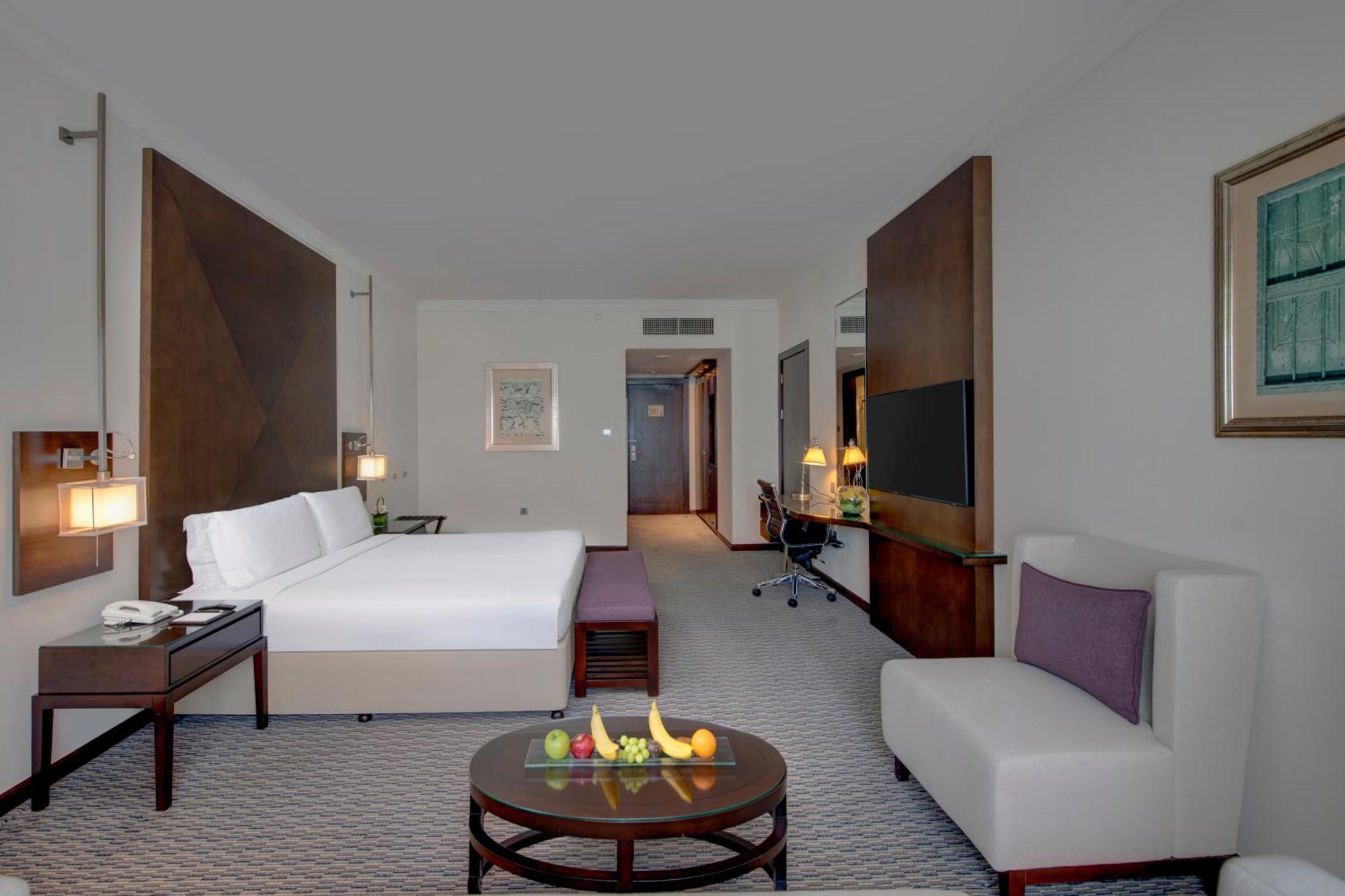 Отель Media Rotana Дубай Экстерьер фото A room at the hotel