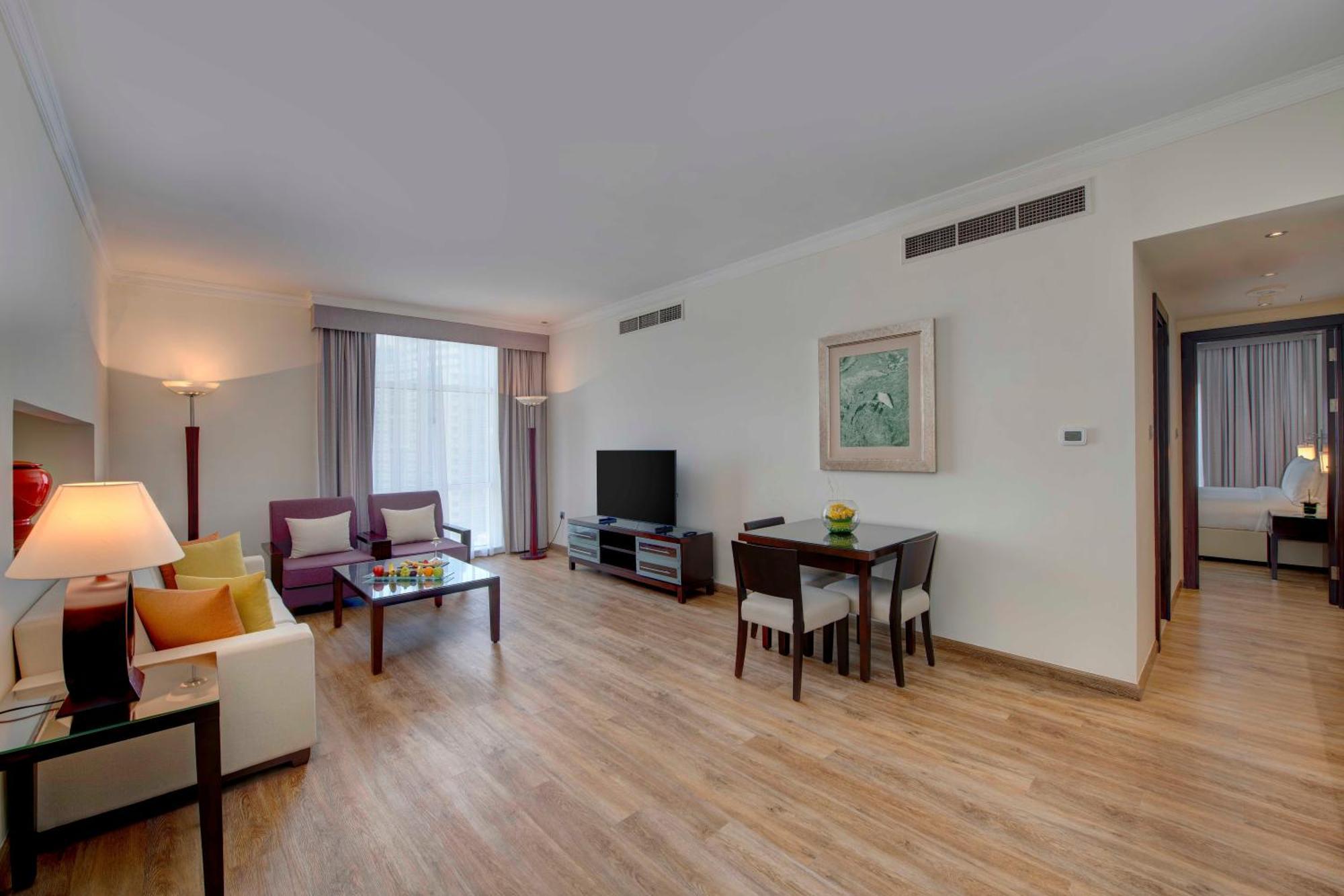 Отель Media Rotana Дубай Экстерьер фото A living room in a typical apartment
