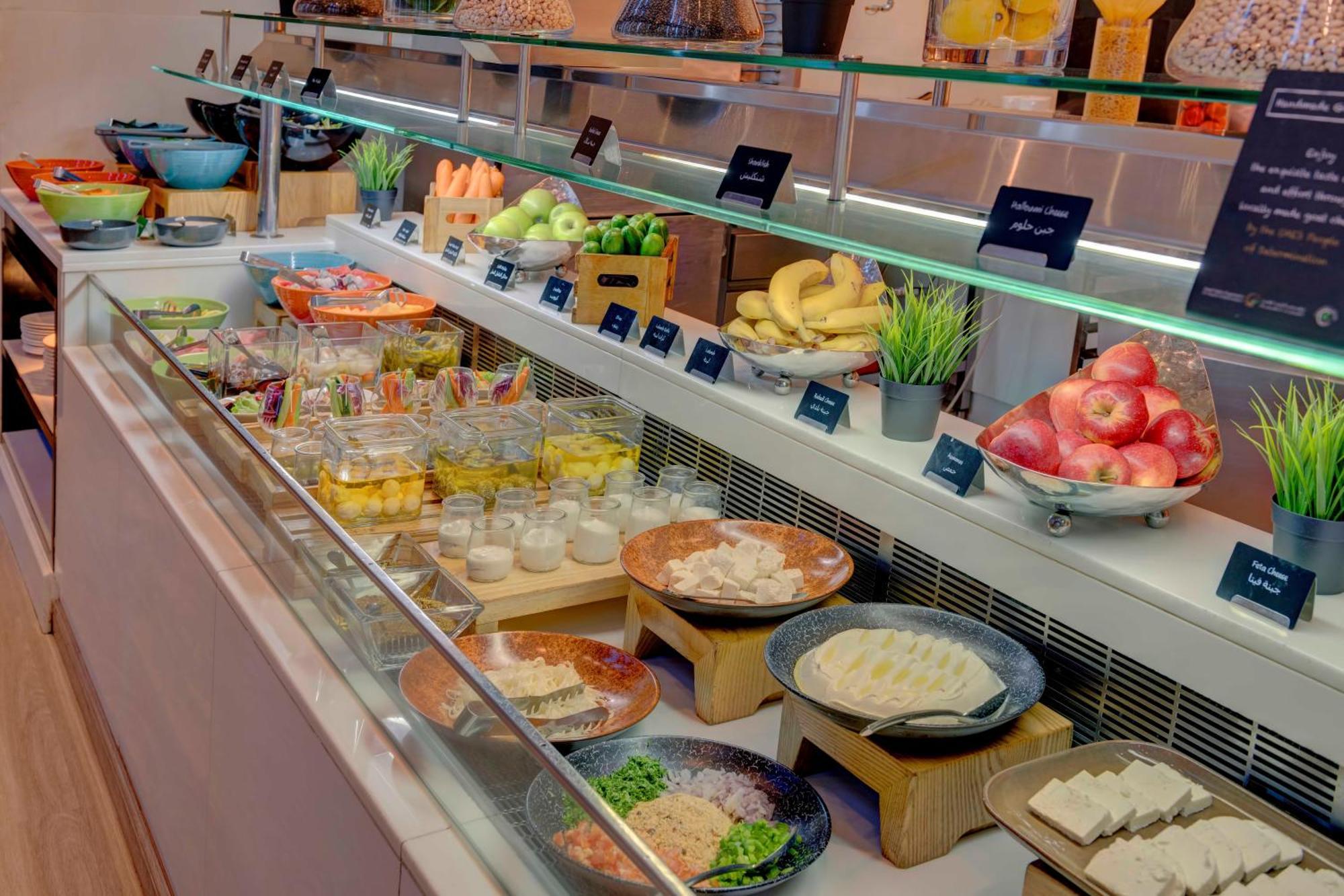 Отель Media Rotana Дубай Экстерьер фото A salad bar