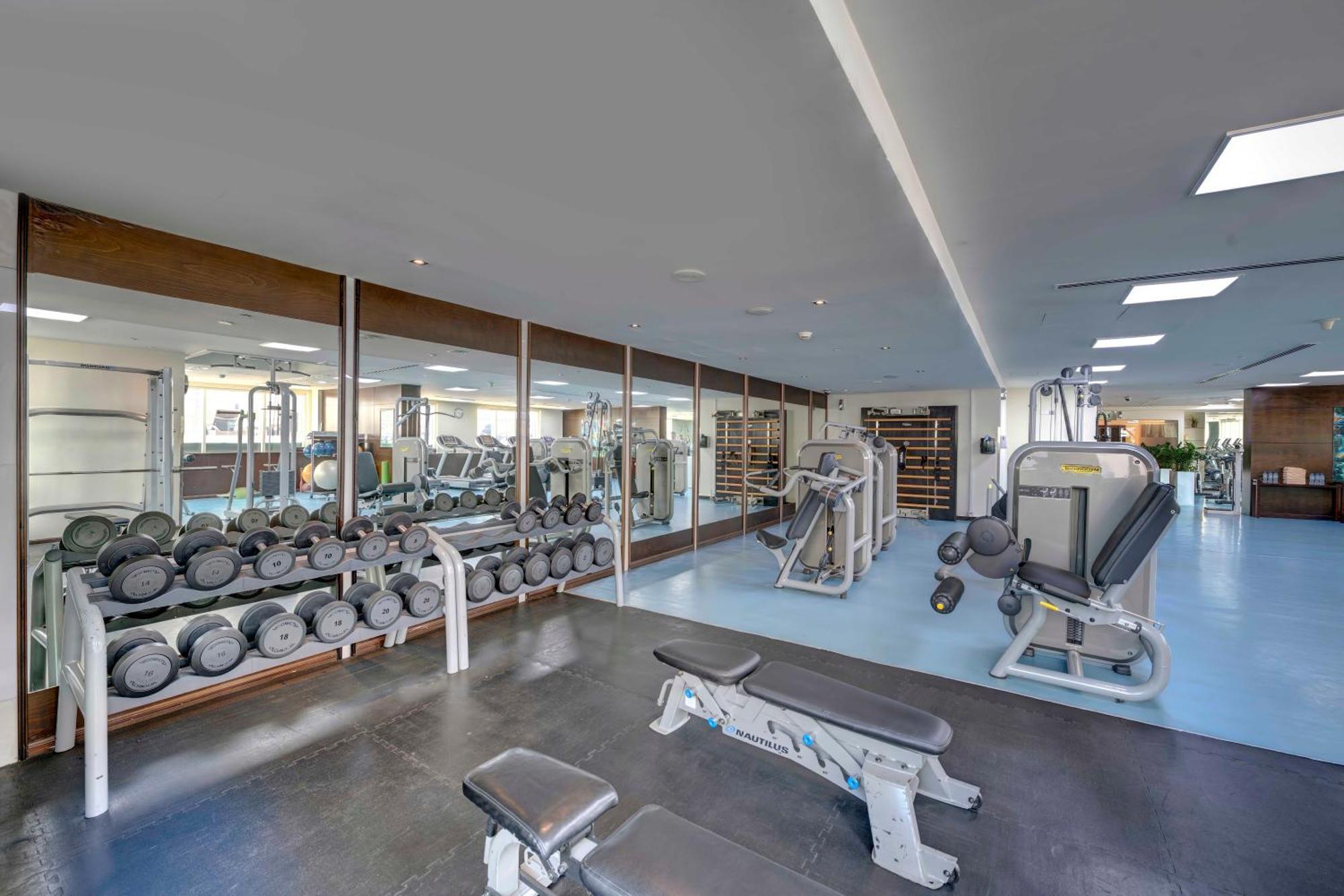 Отель Media Rotana Дубай Экстерьер фото The gym at the hotel